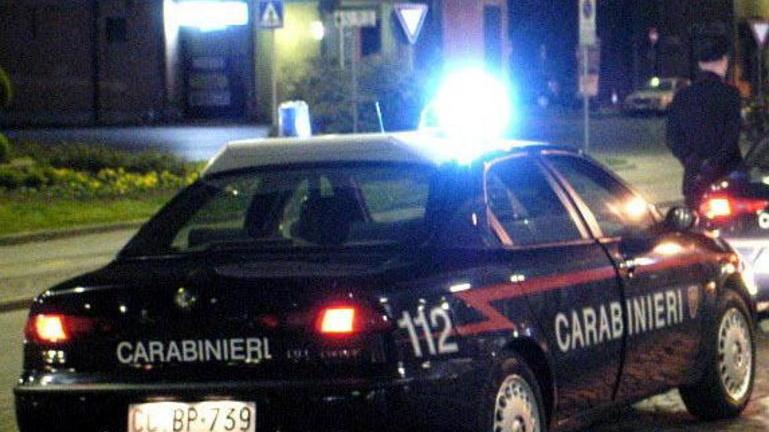 Chiede un’informazione: aggredita e rapinata