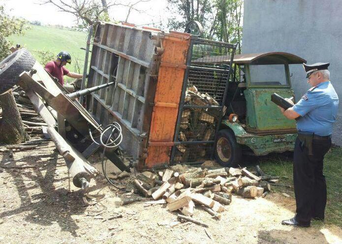 Resta schiacciato dal carro del trattore 