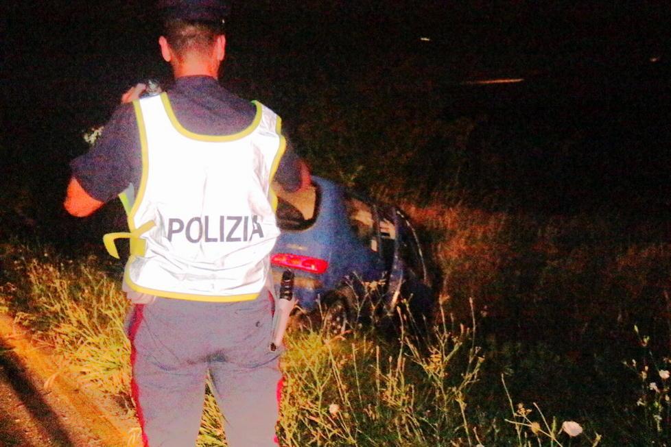 Con l’auto fuori strada, ferita una ventenne 