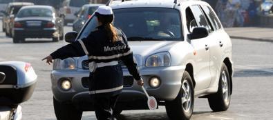 Insulti a luci rosse via cartolina alla vigilessa, caccia al "corvo" 
