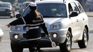 Insulti a luci rosse via cartolina alla vigilessa, caccia al "corvo"