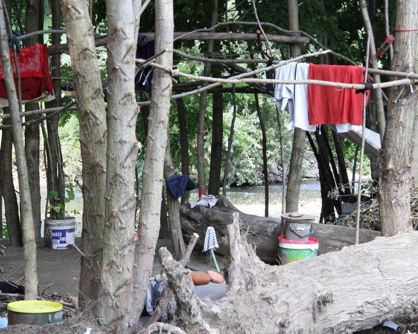 “Allarme incendio”, ma era il barbecue dei baraccati del Bisenzio 