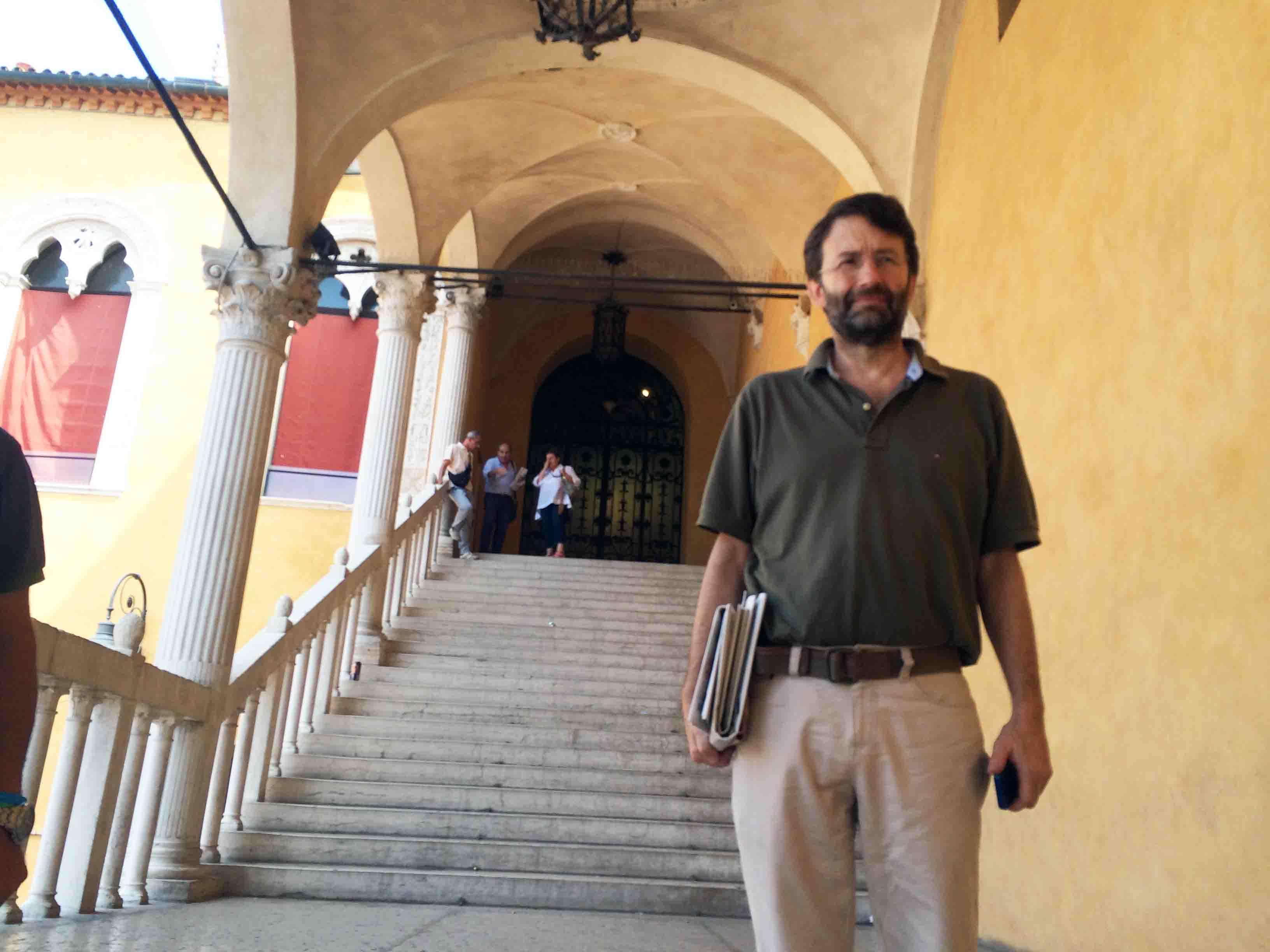 Il ministro esce dal Municipio al termine dell'incontro con i sindacati