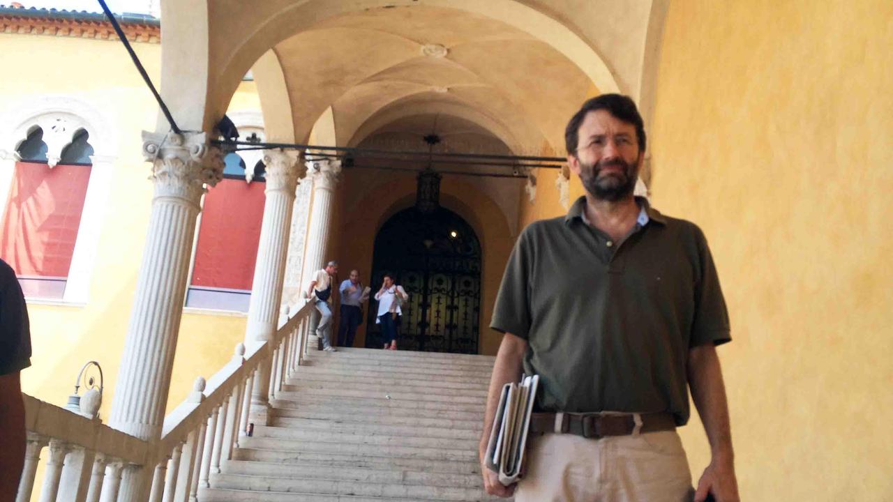 Il ministro esce dal Municipio al termine dell'incontro con i sindacati