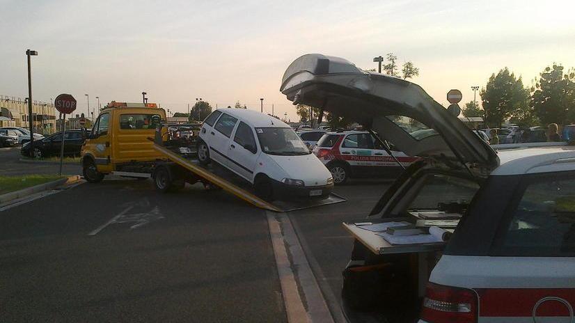 Auto-pirata danneggia due mezzi parcheggiati: scovata e sequestrata