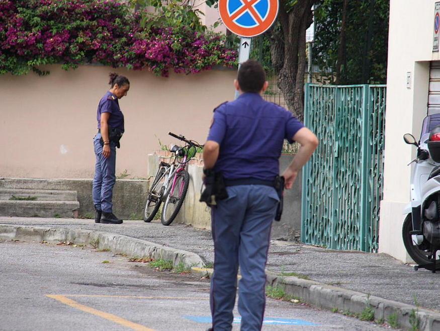 Cittadino detective fotografa dal terrazzo e fa arrestare il ladro 