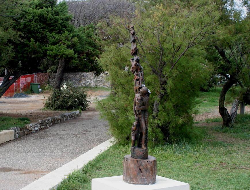Vandali devastano una statua dedicata alle vittime della guerra 