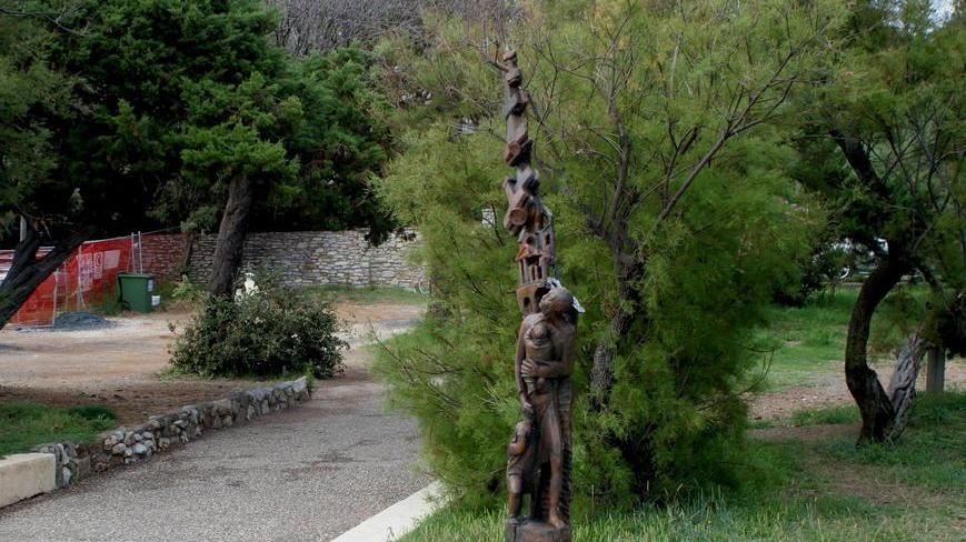 Vandali devastano una statua dedicata alle vittime della guerra