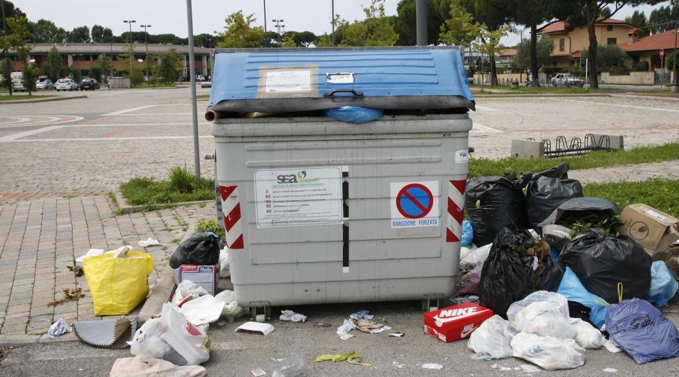 Rifiuti abbandonati, Barsacchi: «Le sanzioni non bastano»