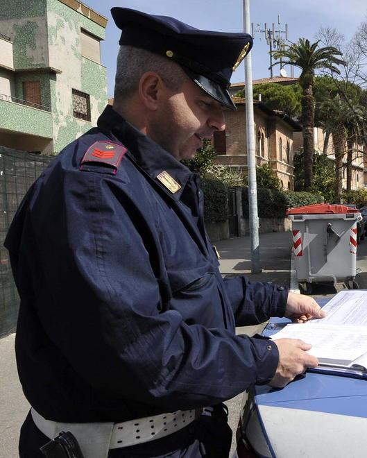 Va a rubare con il figlio di 5 anni 