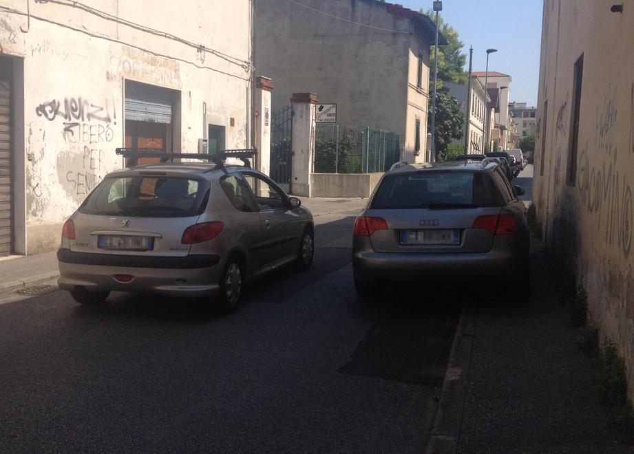 Sosta selvaggia in via Fioravanti