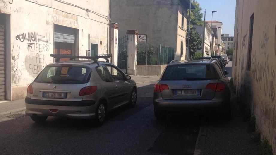Sosta selvaggia in via Fioravanti