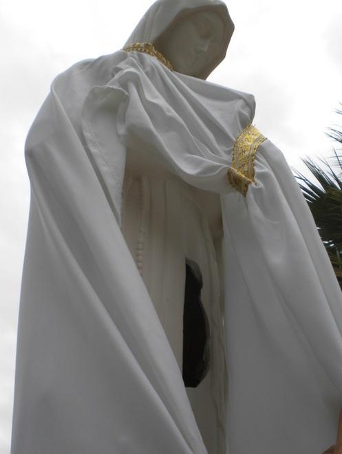 Danni alla statua della Madonna 