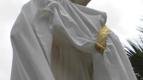 Danni alla statua della Madonna