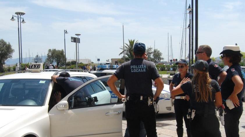 Finisce a botte il diverbio tra due tassisti