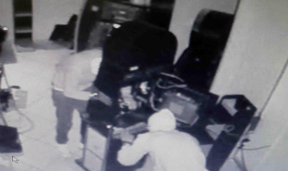 Videopoker scassinati: bottino di 3500 euro 