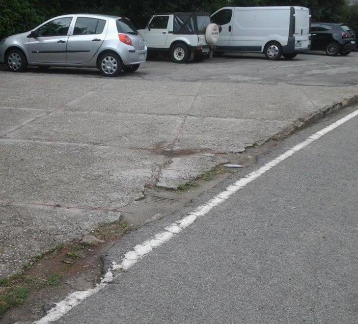Prato, via Traversa Cellerese dimenticata: buche per stradae ninete parcheggi 