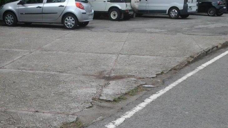 Prato, via Traversa Cellerese dimenticata: buche per stradae ninete parcheggi