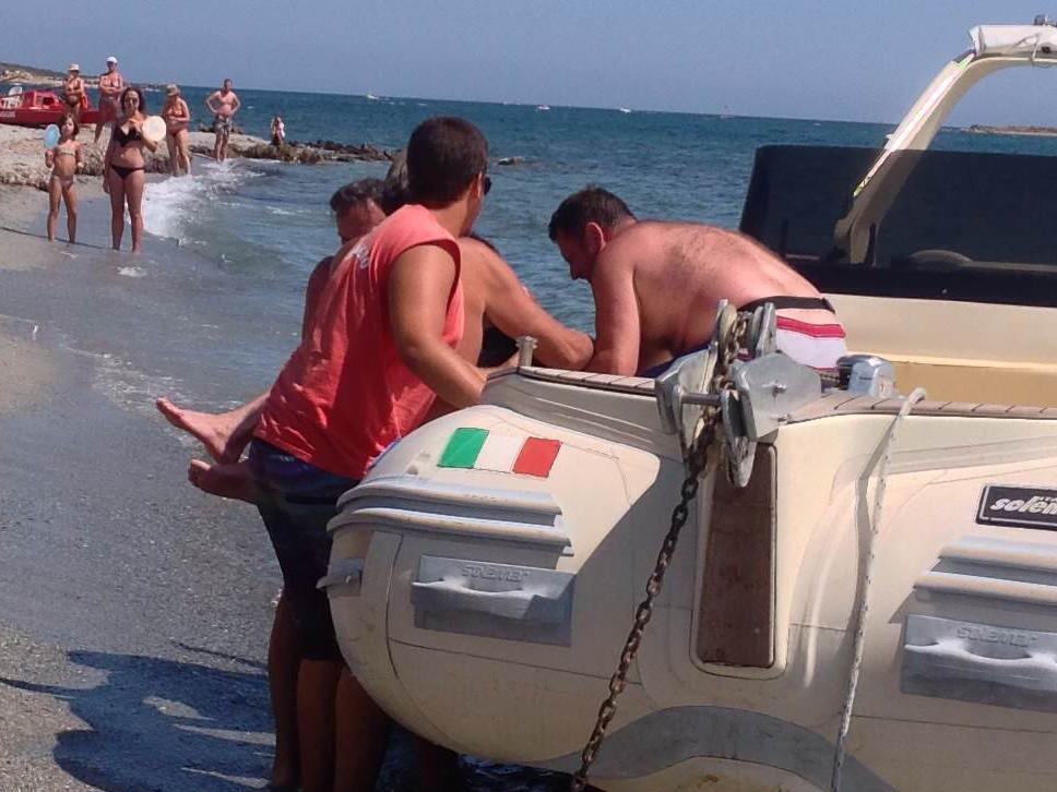 Francese ubriaco semina il panico su un gommone "impazzito"
