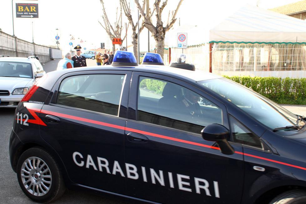 Entrano nel supermercato di notte e rubano una cassaforte 