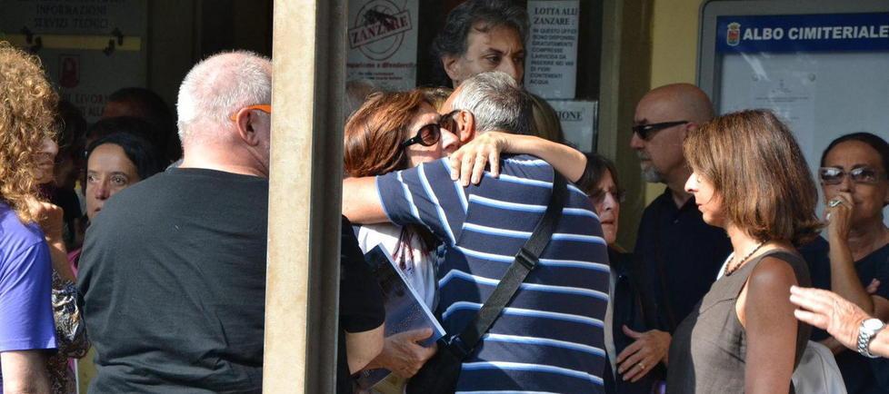 Bagno di folla per l’ultimo saluto a Franco Ferrucci 