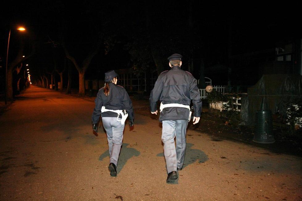 Beccato a rubare in un'auto a Marina di Pietrasanta: arrestato 