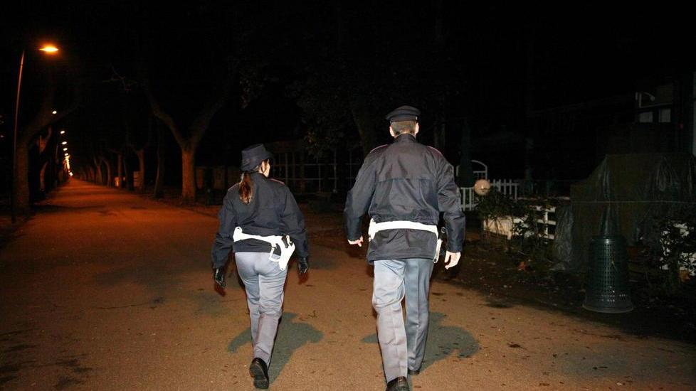Beccato a rubare in un'auto a Marina di Pietrasanta: arrestato