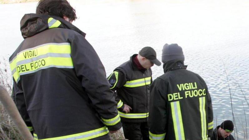 Anziana rischia di finire in Arno a Limite, salvata dai vigili del fuoco