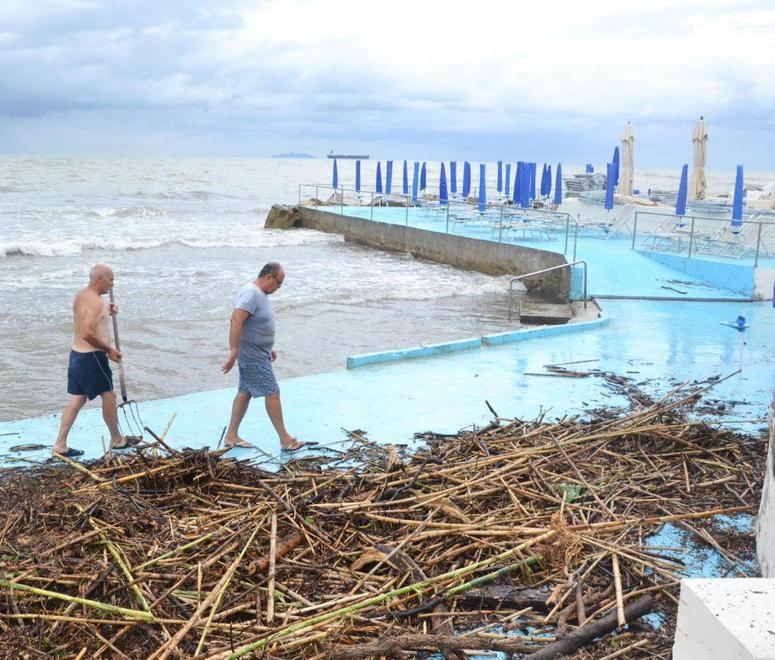«Il maltempo ci rovina»: le interviste del Tirreno ai balneari 