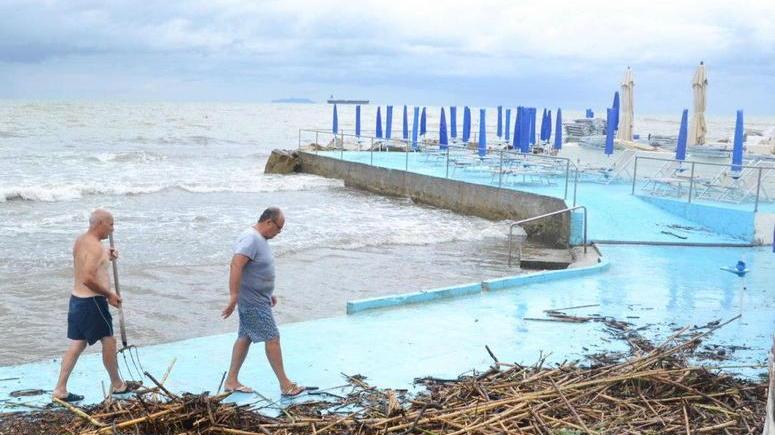 «Il maltempo ci rovina»: le interviste del Tirreno ai balneari