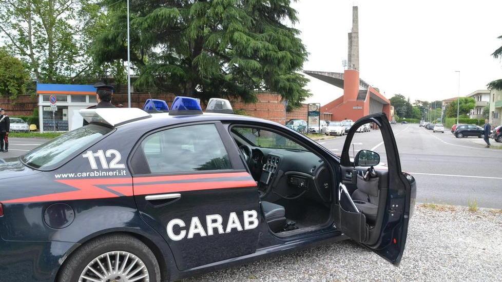 Ruba in un calzaturificio all’ottavo mese di gravidanza