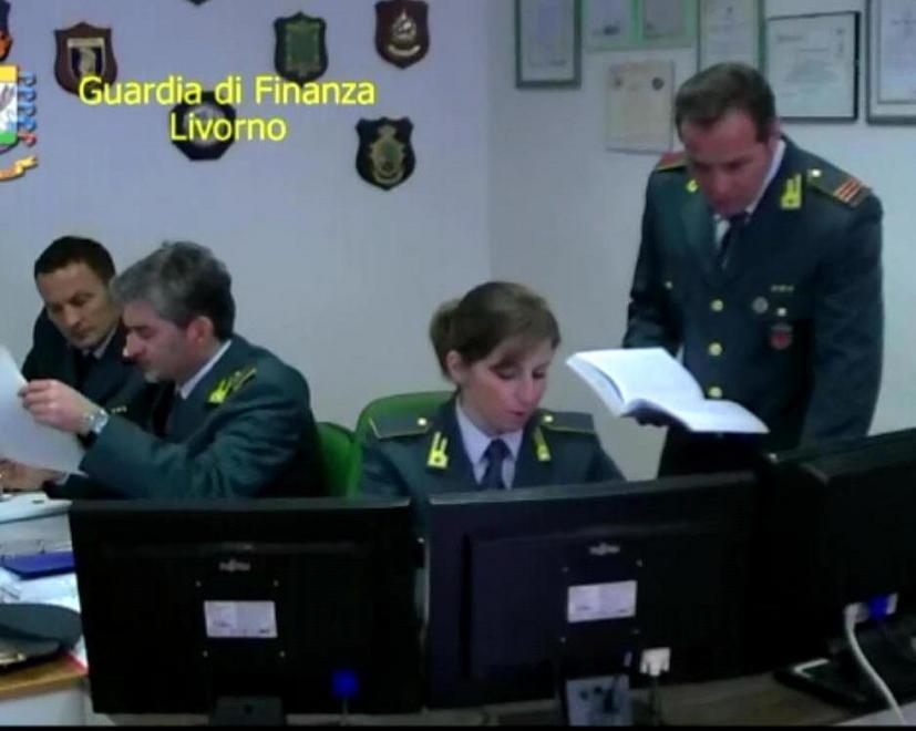 Coniugi simulano la separazione legale per percepire la pensione maggiorata: denunciati 