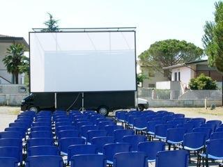 Il cinema sotto le stelle diventa mobile 