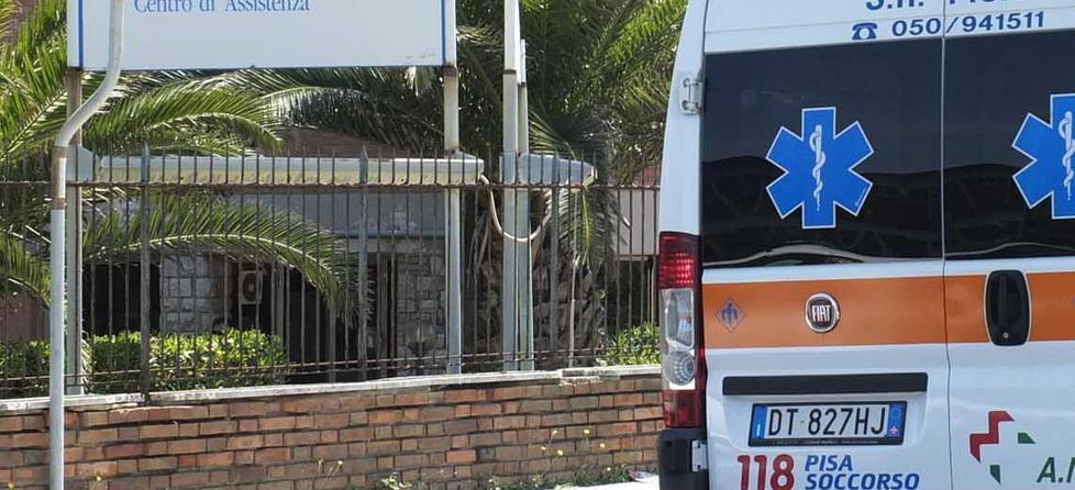 Lo trovano morto vicino a casa 
