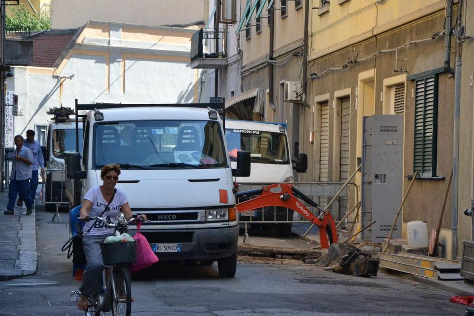 Brucia cabina dell’Enel, via del Leone chiusa 