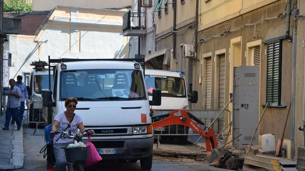 Brucia cabina dell’Enel, via del Leone chiusa