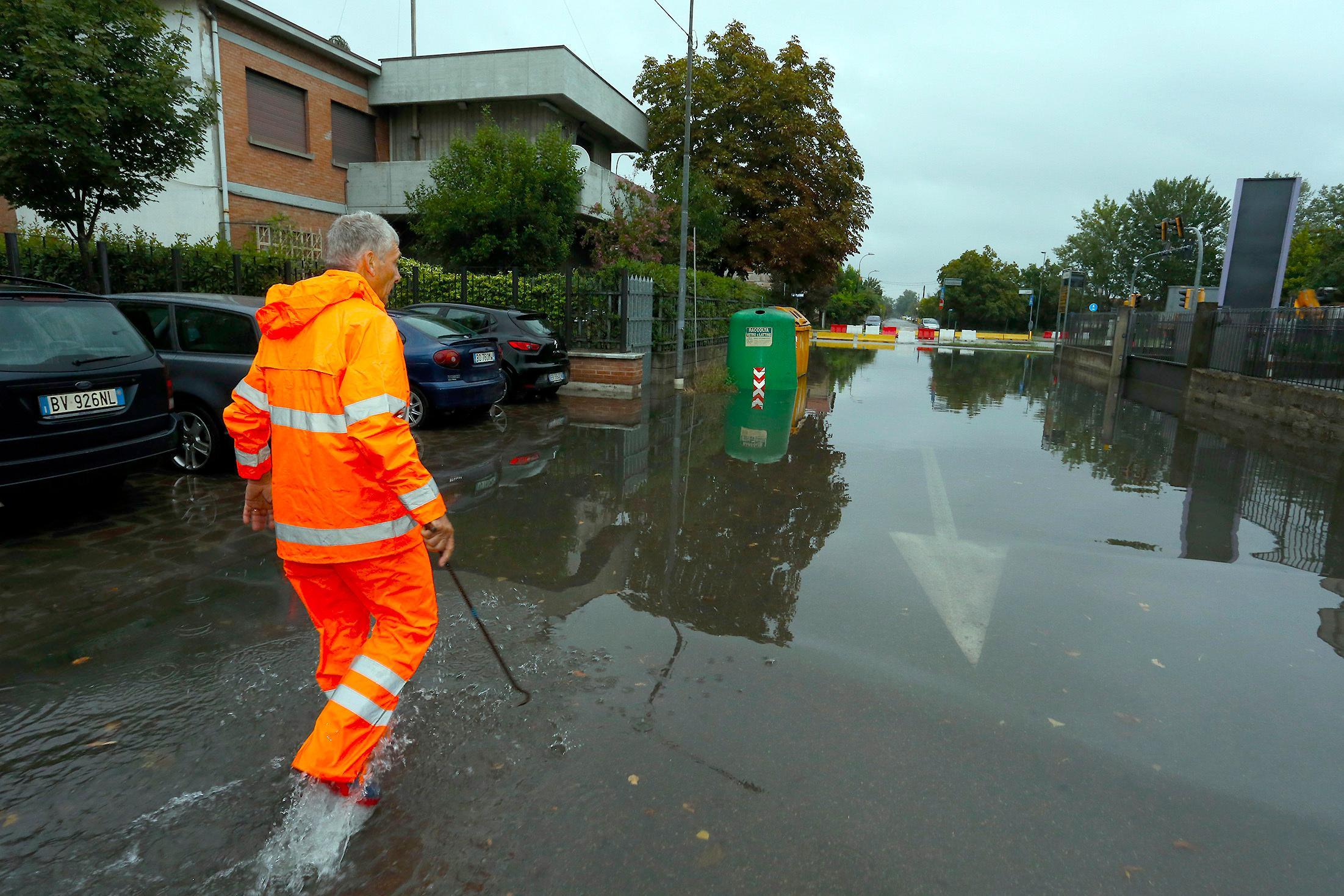 Un tecnico al lavoro per contrastare gli allagamenti