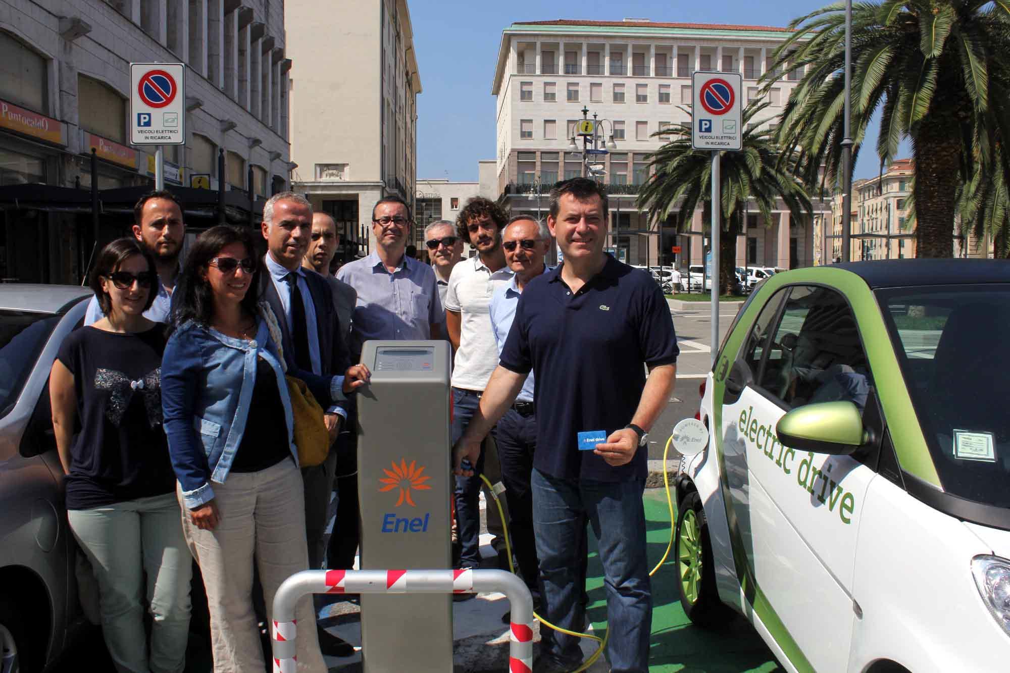 Livorno, inaugurata la prima colonnina per auto elettriche 