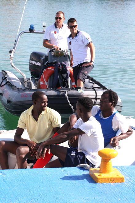 Processione in mare per solidarietà ai profughi 