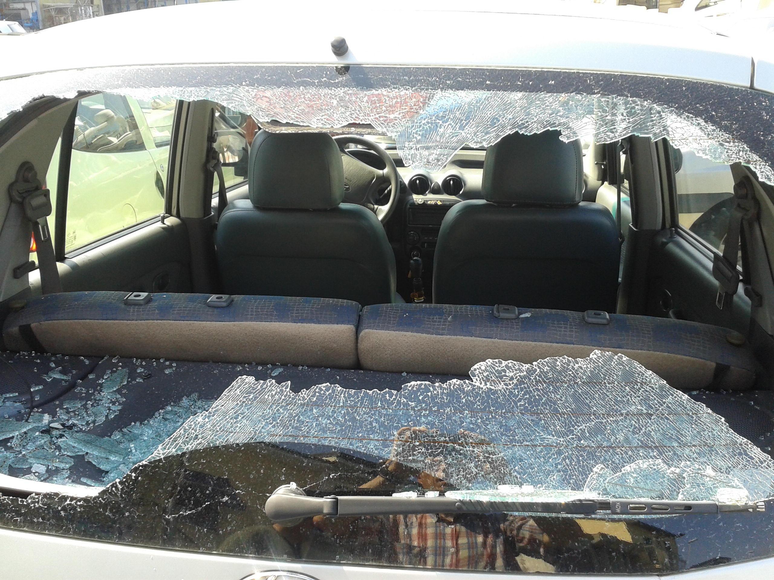 Vetri infranti a tre auto parcheggiate in Darsena 