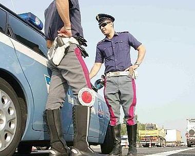 Muore in autostrada nell’auto che si ribalta 