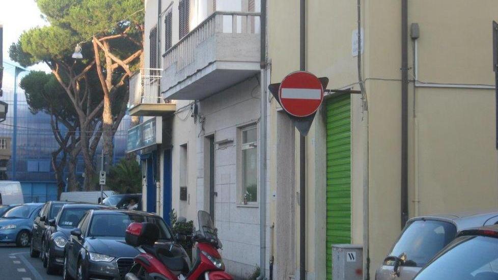 Cartello sbiadito, lo dipinge un cittadino