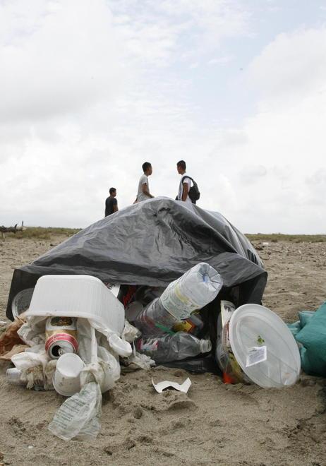 La spiaggia della Lecciona invasa da rifiuti di ogni tipo 