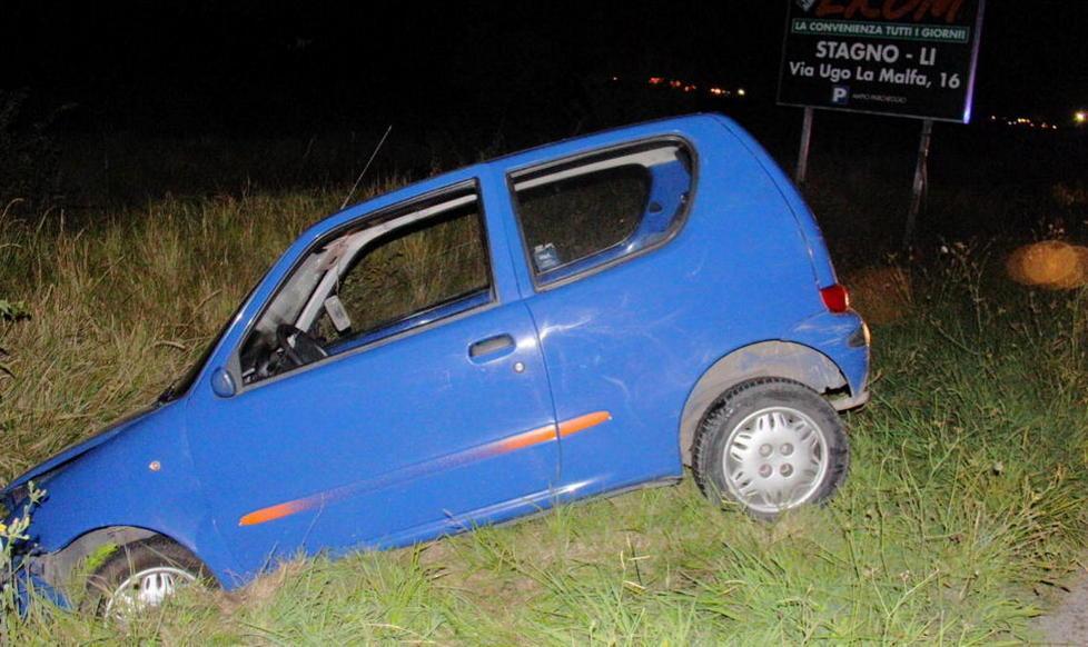 Auto fuori strada, ferita una ventenne