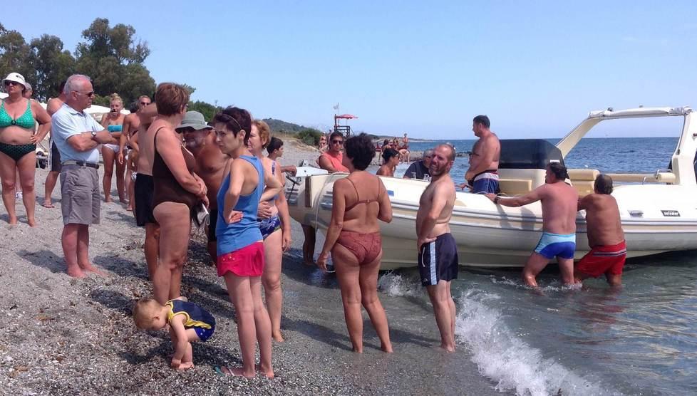 Ubriaco sul gommone: panico tra i bagnanti 