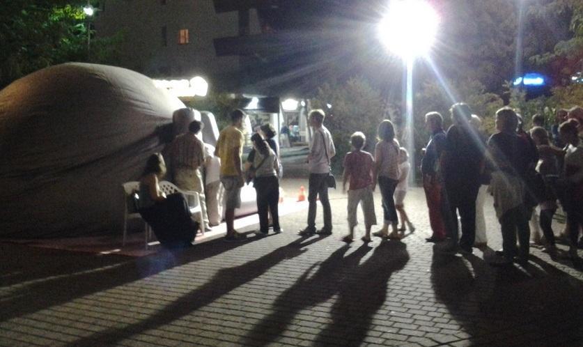 Turisti con il naso insù per vedere le stelle