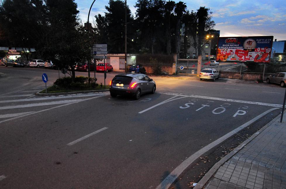 Brucia i rifiuti in cortile, le fiamme arrivano quasi alle abitazioni: arrestato 