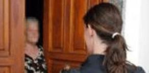 Falsi addetti Enel agganciano anziani e presentano nuovi contratti, i complici li derubano 