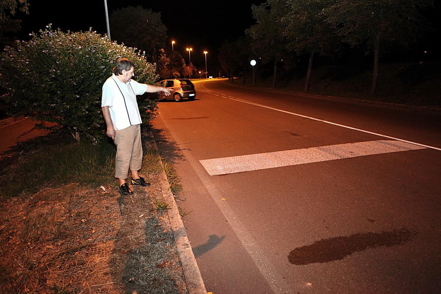 Uno dei primi soccorritori indica il luogo dell'investimento in via Salvo D'Acquisto