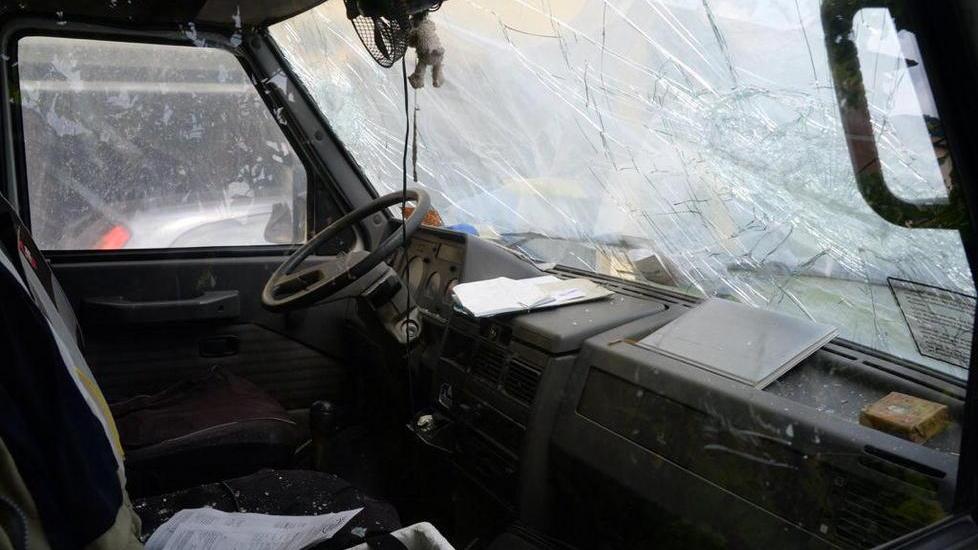 Infastidito dall’altoparlante prende a mazzate il camion del pescivendolo